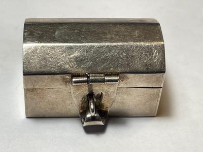 VINTAGE TAXCO MEXICO STERLING SILVER HINGED PILL BOX IN GOOD PREOWNED CONDITION.