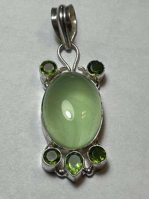 VINTAGE BEZEL SET STERLING SILVER PERIDOT & GREEN QUARTZ PENDANT IN VERY GOOD PREOWNED CONDITION AS PICTURED.