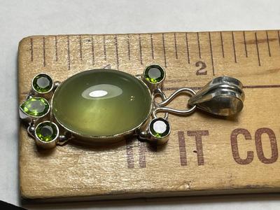 VINTAGE BEZEL SET STERLING SILVER PERIDOT & GREEN QUARTZ PENDANT IN VERY GOOD PREOWNED CONDITION AS PICTURED.