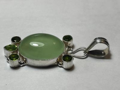 VINTAGE BEZEL SET STERLING SILVER PERIDOT & GREEN QUARTZ PENDANT IN VERY GOOD PREOWNED CONDITION AS PICTURED.