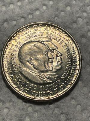 1952-P BRILLIANT UNCIRCULATED CONDITION WASHINGTON/CARVER COMMEMORATIVE SILVER HALF DOLLAR AS PICTURED.