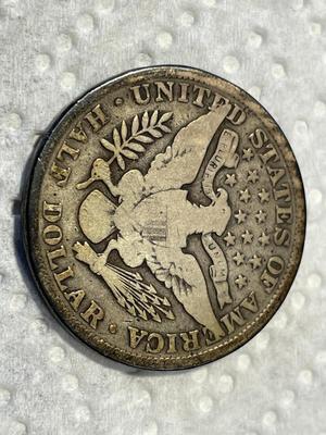 1904-P VERY GOOD CONDITION BARBER SILVER HALF DOLLAR AS PICTURED. FREE DOMESTIC SHIPPING.