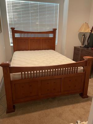 Queen size bed with headboard/footboard mattress/boxsprings