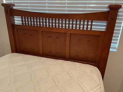 Queen size bed with headboard/footboard mattress/boxsprings