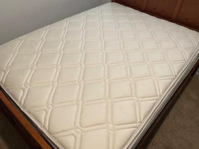 Queen size bed with headboard/footboard mattress/boxsprings