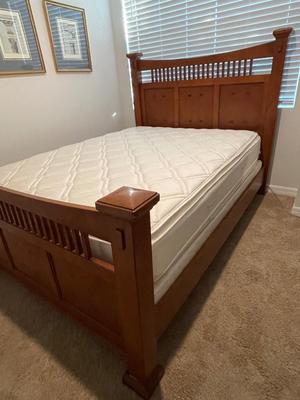 Queen size bed with headboard/footboard mattress/boxsprings