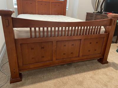 Queen size bed with headboard/footboard mattress/boxsprings