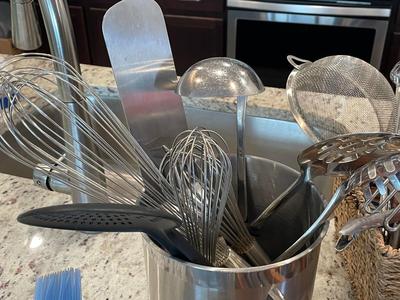 Kitchen flatware / utensil lot