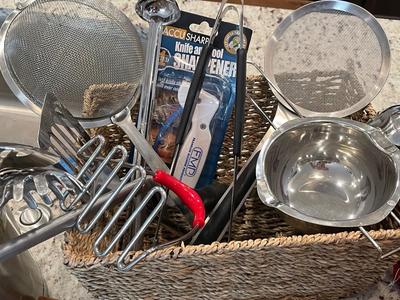 Kitchen flatware / utensil lot