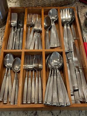 Kitchen flatware / utensil lot
