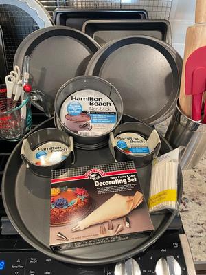 Misc baking pan / utensil lot