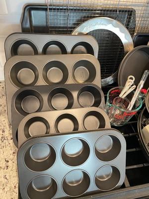 Misc baking pan / utensil lot