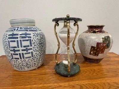 Misc decor items hourglass, ginger jar vase