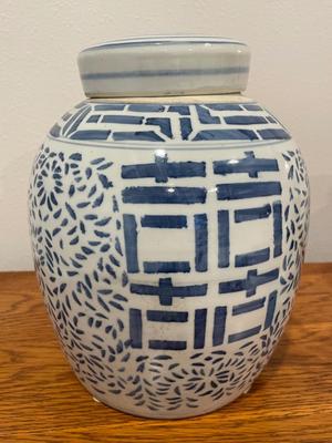 Misc decor items hourglass, ginger jar vase