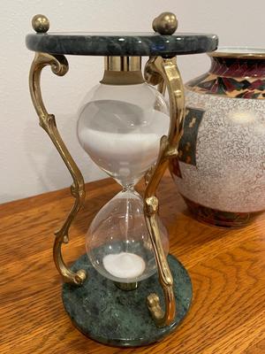 Misc decor items hourglass, ginger jar vase