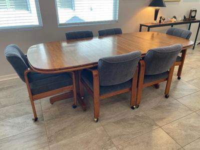Oak dining table W/ 6 chairs & 2 leaves