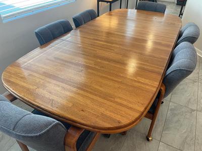 Oak dining table W/ 6 chairs & 2 leaves