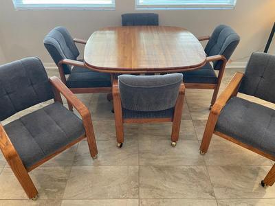 Oak dining table W/ 6 chairs & 2 leaves