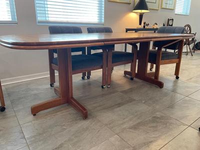 Oak dining table W/ 6 chairs & 2 leaves