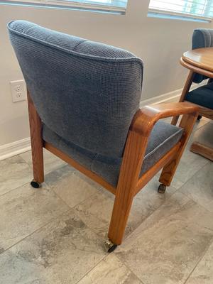 Oak dining table W/ 6 chairs & 2 leaves