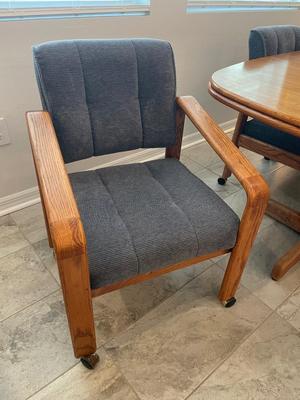 Oak dining table W/ 6 chairs & 2 leaves