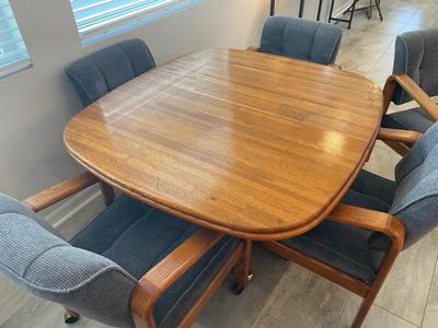 Oak dining table W/ 6 chairs & 2 leaves