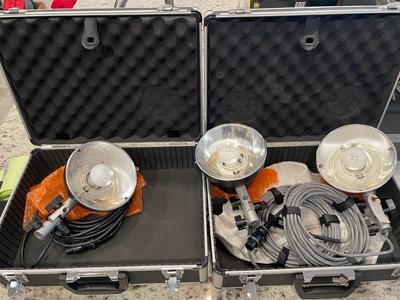Novatron VR Studio Lighting Flash Head Lamp Kit w/ Stands, cords, carrying case and Umbrellas