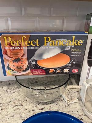 Misc lot of kitchen items pancake maker, hand blender, food processor etc.