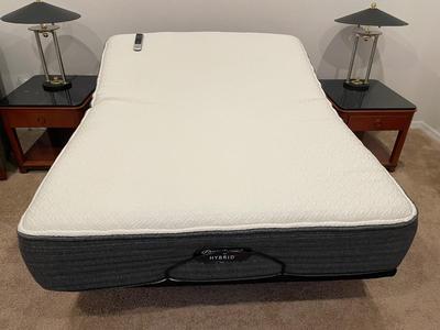 Queen size Beauty Rest Hybrid Adjustable bed Excellent Condition