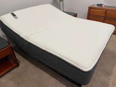 Queen size Beauty Rest Hybrid Adjustable bed Excellent Condition