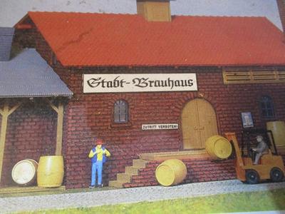 HO Vau-Pe Village Train With Circular Stadtbrauhaus