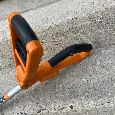 LOT 84G: Worx 20V Cordless Leaf Blower and Weed Wacker with 3 Batteries and Charger