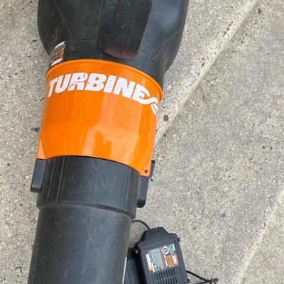 LOT 84G: Worx 20V Cordless Leaf Blower and Weed Wacker with 3 Batteries and Charger