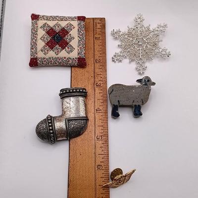 LOT 23: Collection of Vintage Brooches