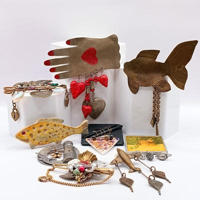 LOT 136: Collection of Vintage Brooches