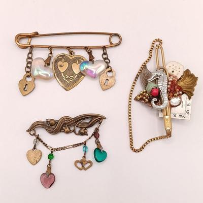 LOT 136: Collection of Vintage Brooches