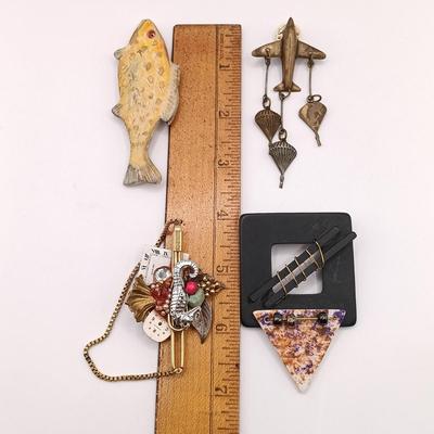 LOT 136: Collection of Vintage Brooches