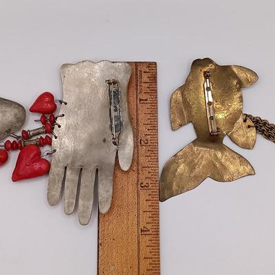 LOT 136: Collection of Vintage Brooches