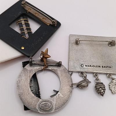 LOT 136: Collection of Vintage Brooches