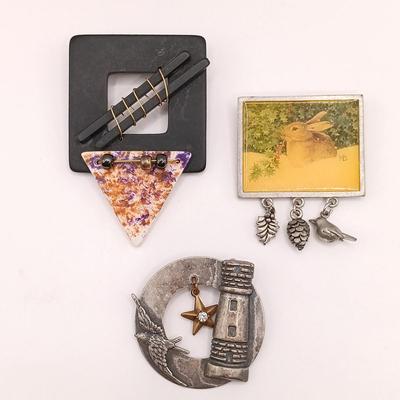 LOT 136: Collection of Vintage Brooches
