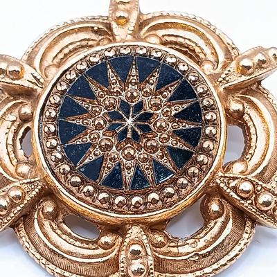 LOT 137: Collection of Vintage Brooches and Pendants