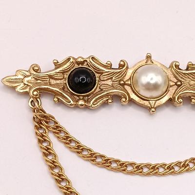 LOT 137: Collection of Vintage Brooches and Pendants