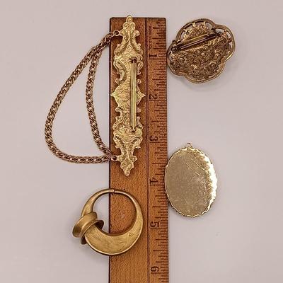 LOT 137: Collection of Vintage Brooches and Pendants