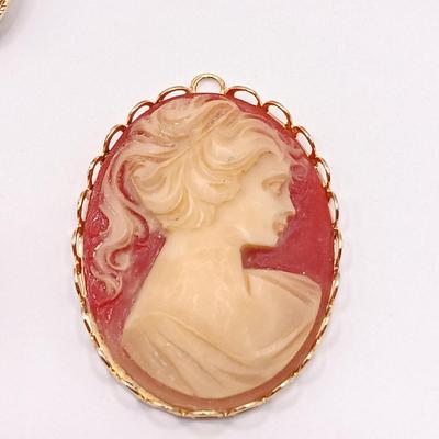 LOT 137: Collection of Vintage Brooches and Pendants