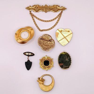 LOT 137: Collection of Vintage Brooches and Pendants