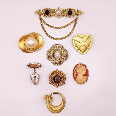 LOT 137: Collection of Vintage Brooches and Pendants