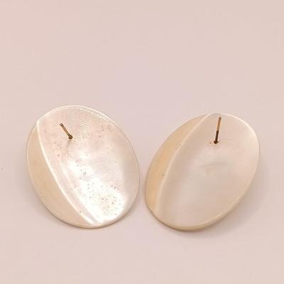 LOT 139: Agate Slice Necklaces, Flower Charm Necklace & More