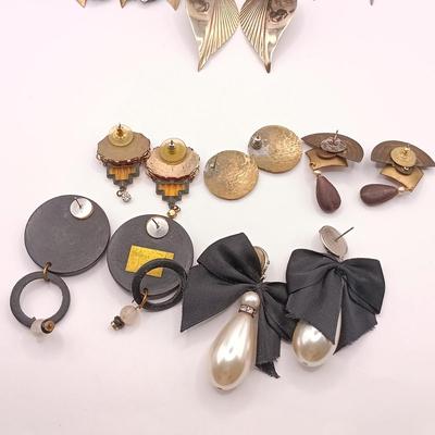LOT 147: Large Collection of Vintage Costume Earrings