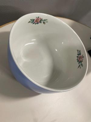 Hall’s superior kitchenware Rose Parade mixing bowl