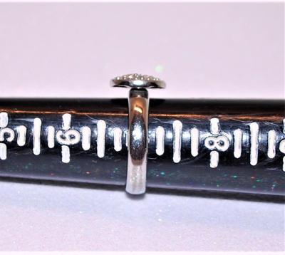 Size: 7 Small Circle Stone-Like Cluster Ring on Silver Tone Ring Band (4.2g)